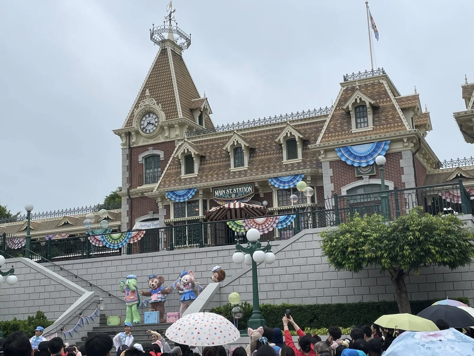 香港ディズニーランドのメインストリート駅前の階段で、ダッフィーとフレンズがショーをしている様子