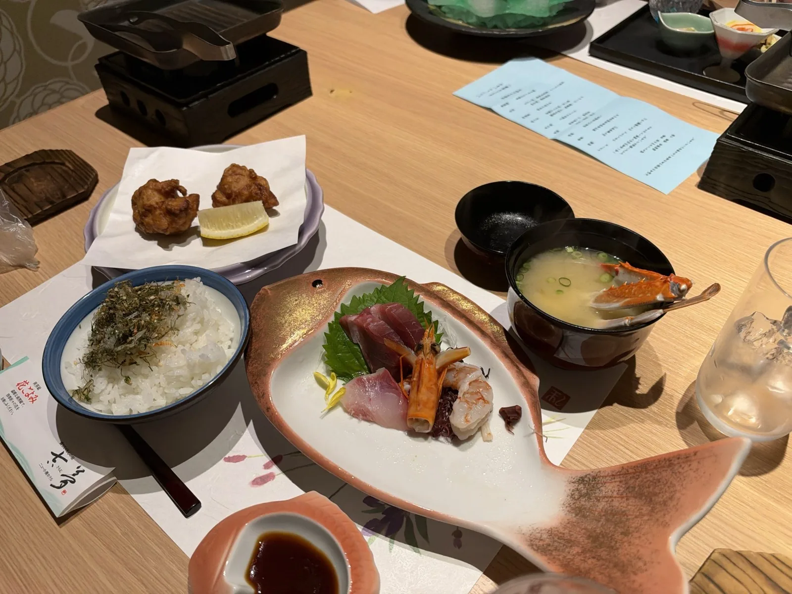 夕食のご飯と味噌汁、揚げ物とお造り