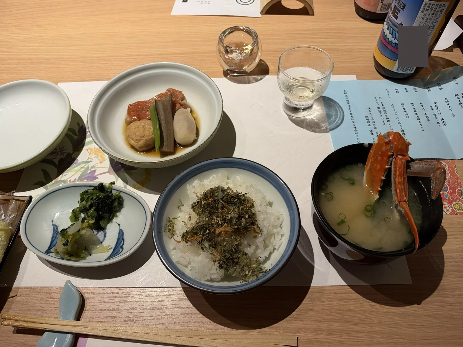 夕食の終わりのご飯と味噌汁、煮物