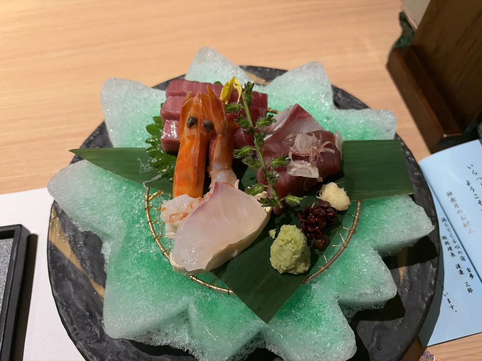 夕食のお造り。海老やマグロが氷の器に盛られている