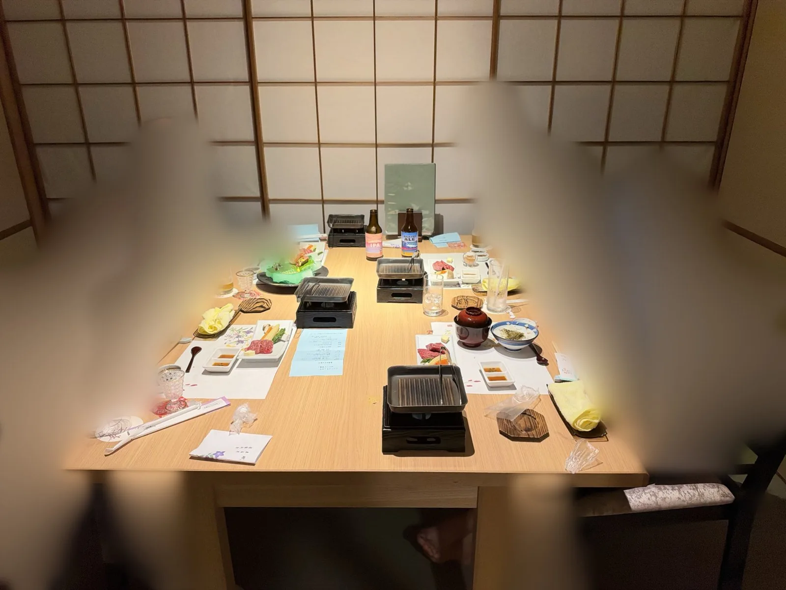 4人分の夕食が並んだ個室のテーブル