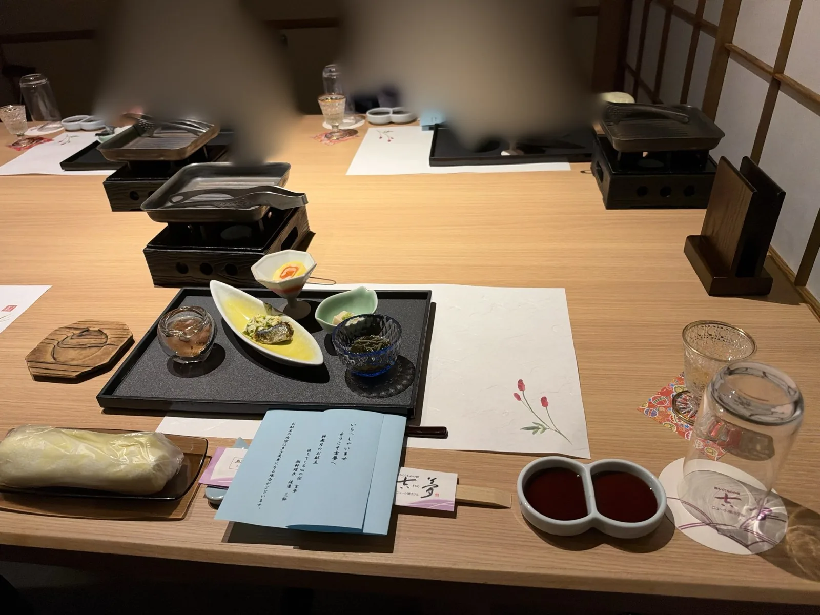 夕食の始まりのテーブル。前菜と卓上のコンロが並んでいる