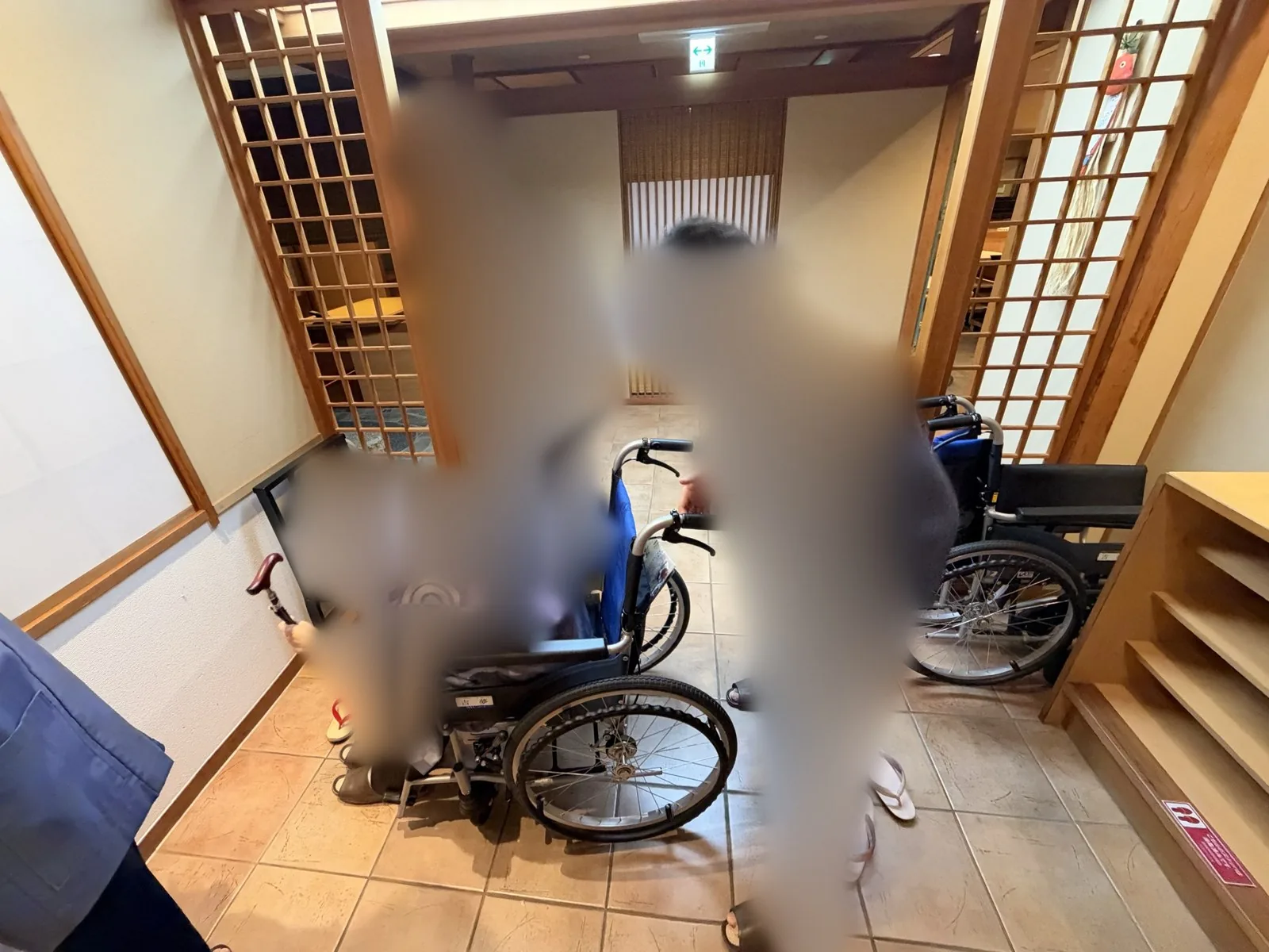 料亭の入り口に並ぶ車椅子