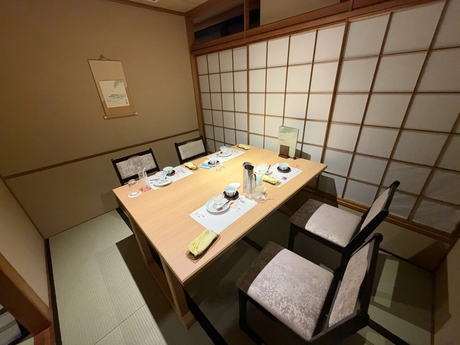 夕食を食べた料亭阿うんの個室。障子に囲まれたテーブル席