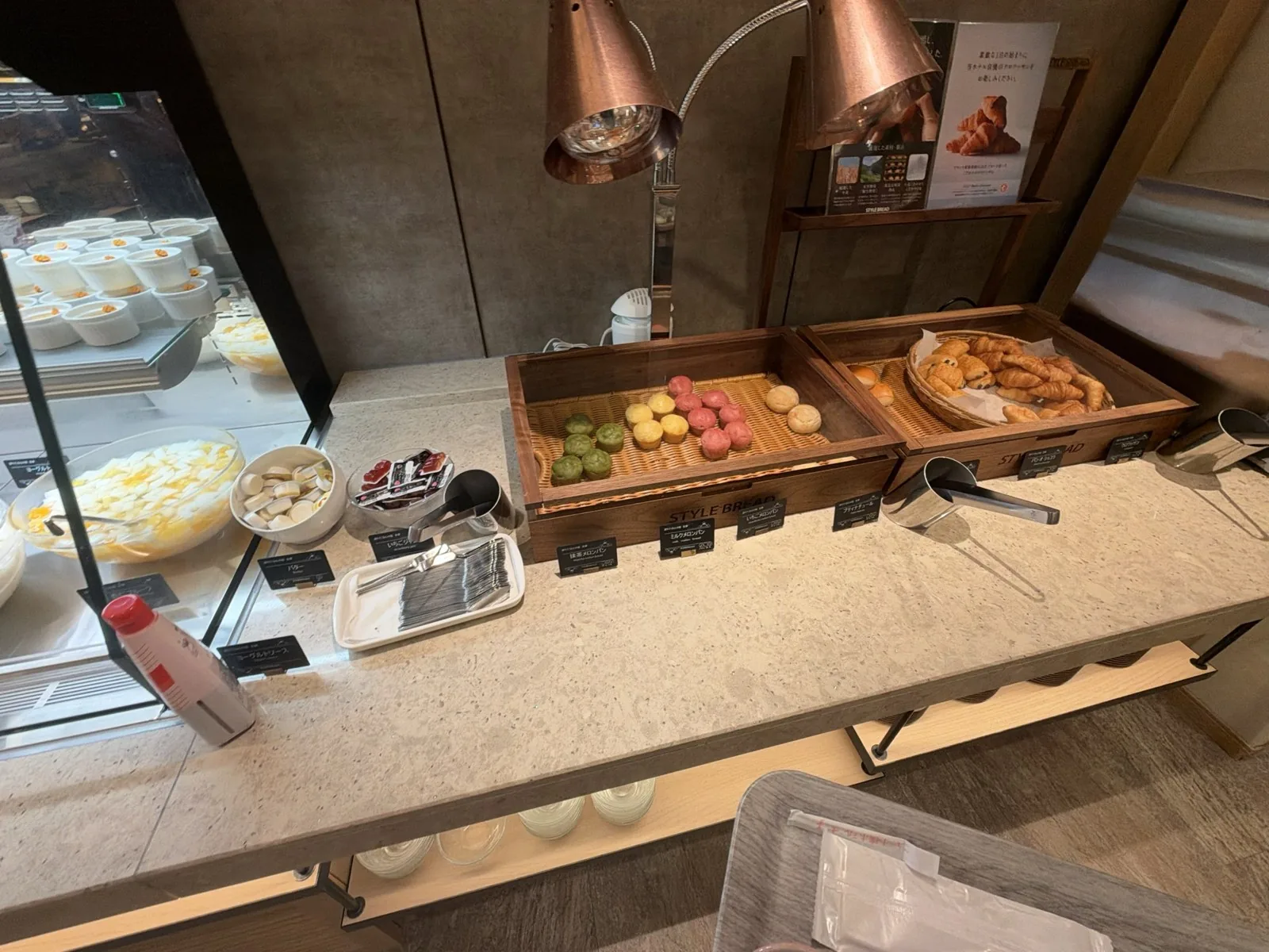 朝食ビュッフェのパンと焼き菓子のコーナー