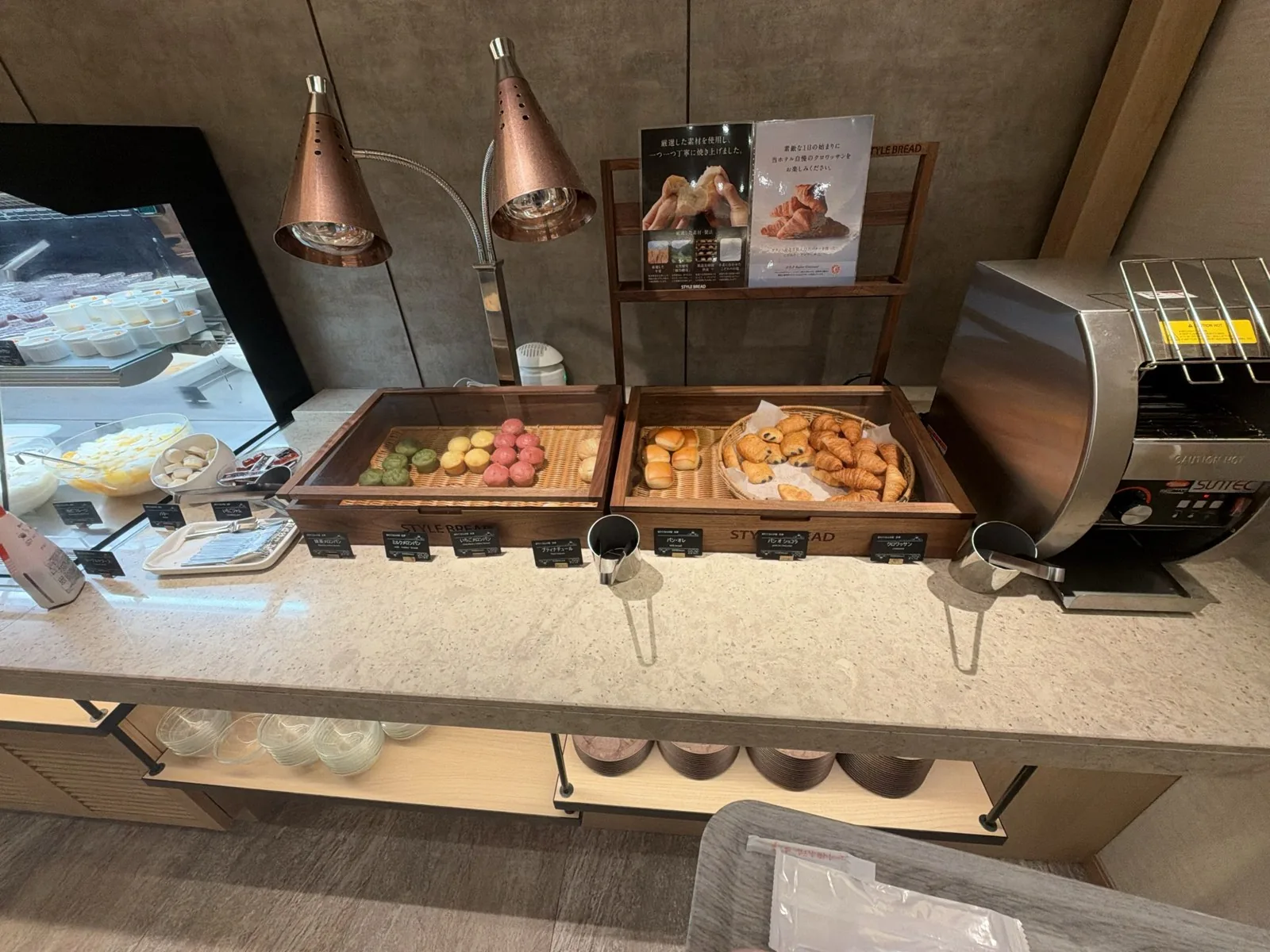 朝食ビュッフェのパンのコーナーとトースター