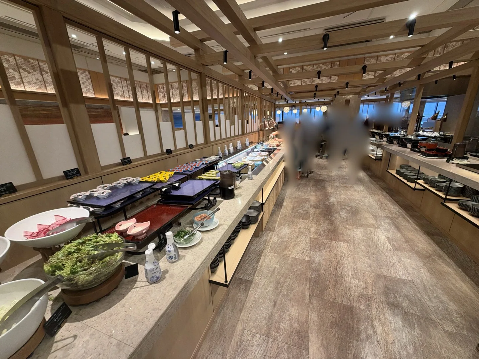 朝食ビュッフェの料理が並ぶカウンター