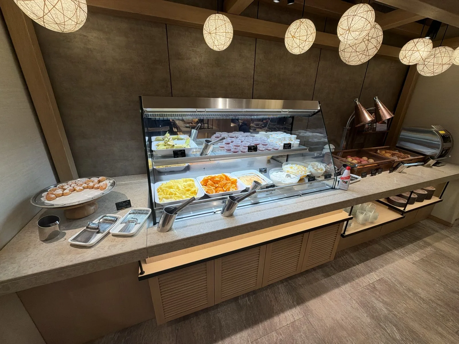 朝食ビュッフェの冷たい料理のケース