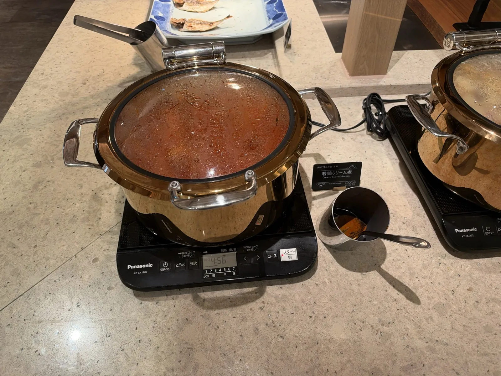 朝食ビュッフェのカレーの鍋