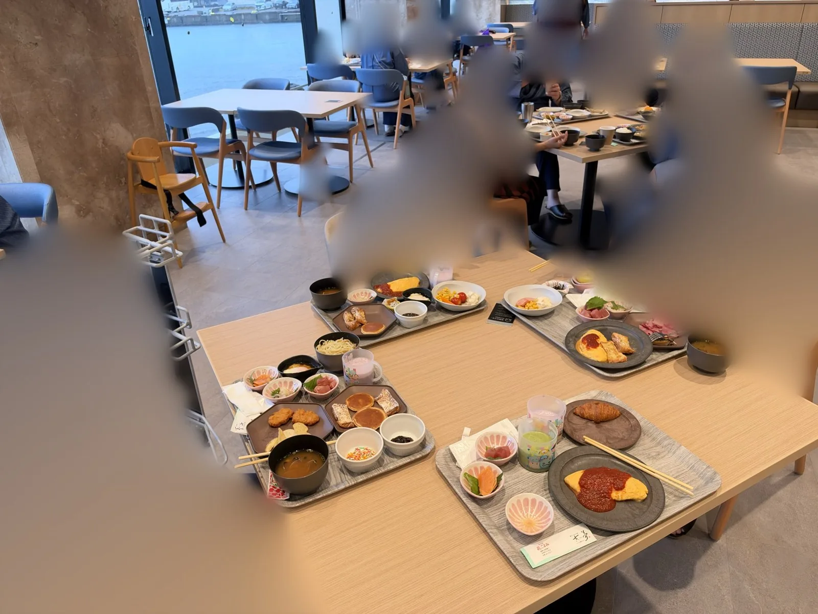 4人分の朝食。ビュッフェから取ってきた料理