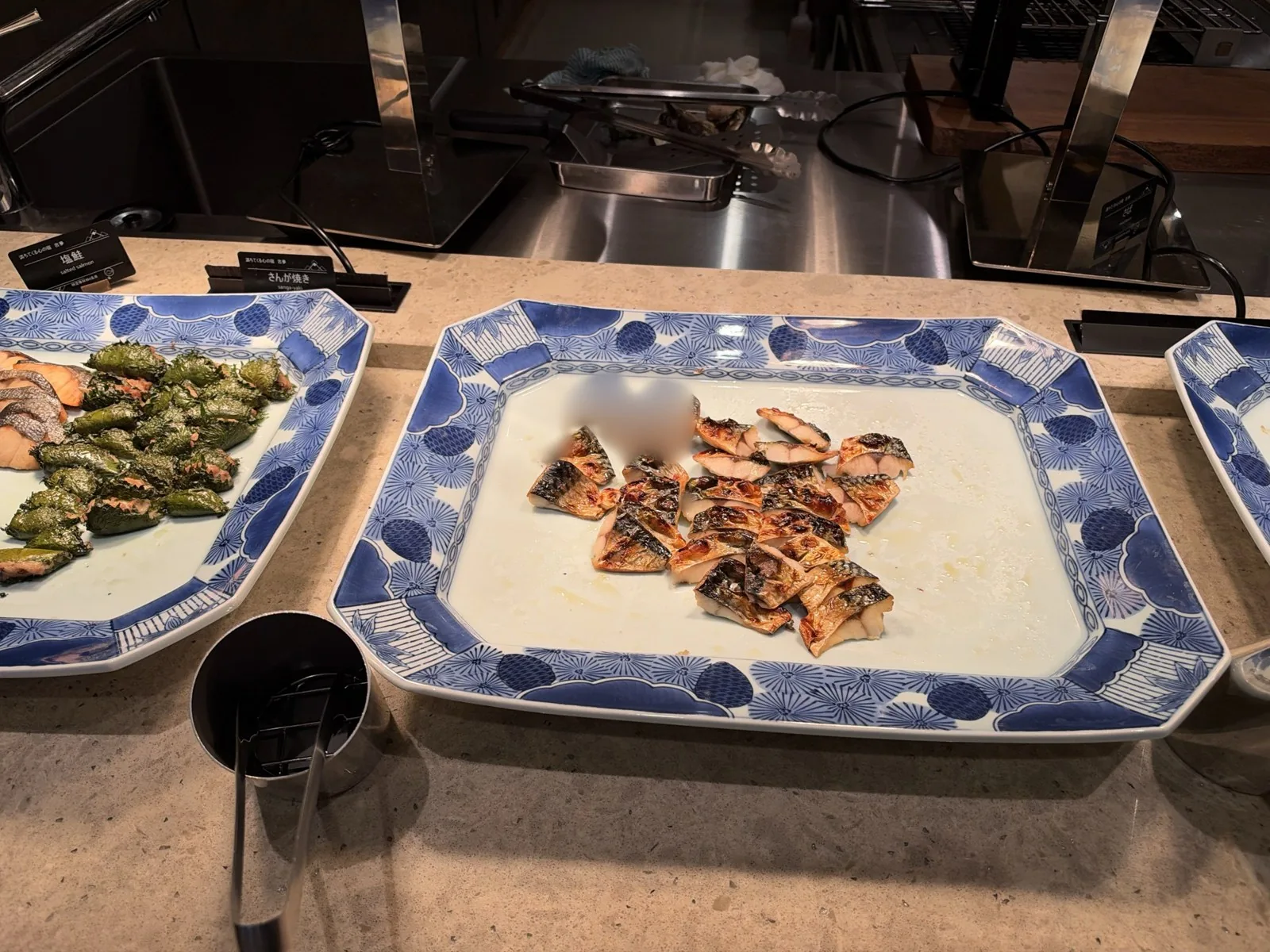 朝食ビュッフェの焼き魚の大皿