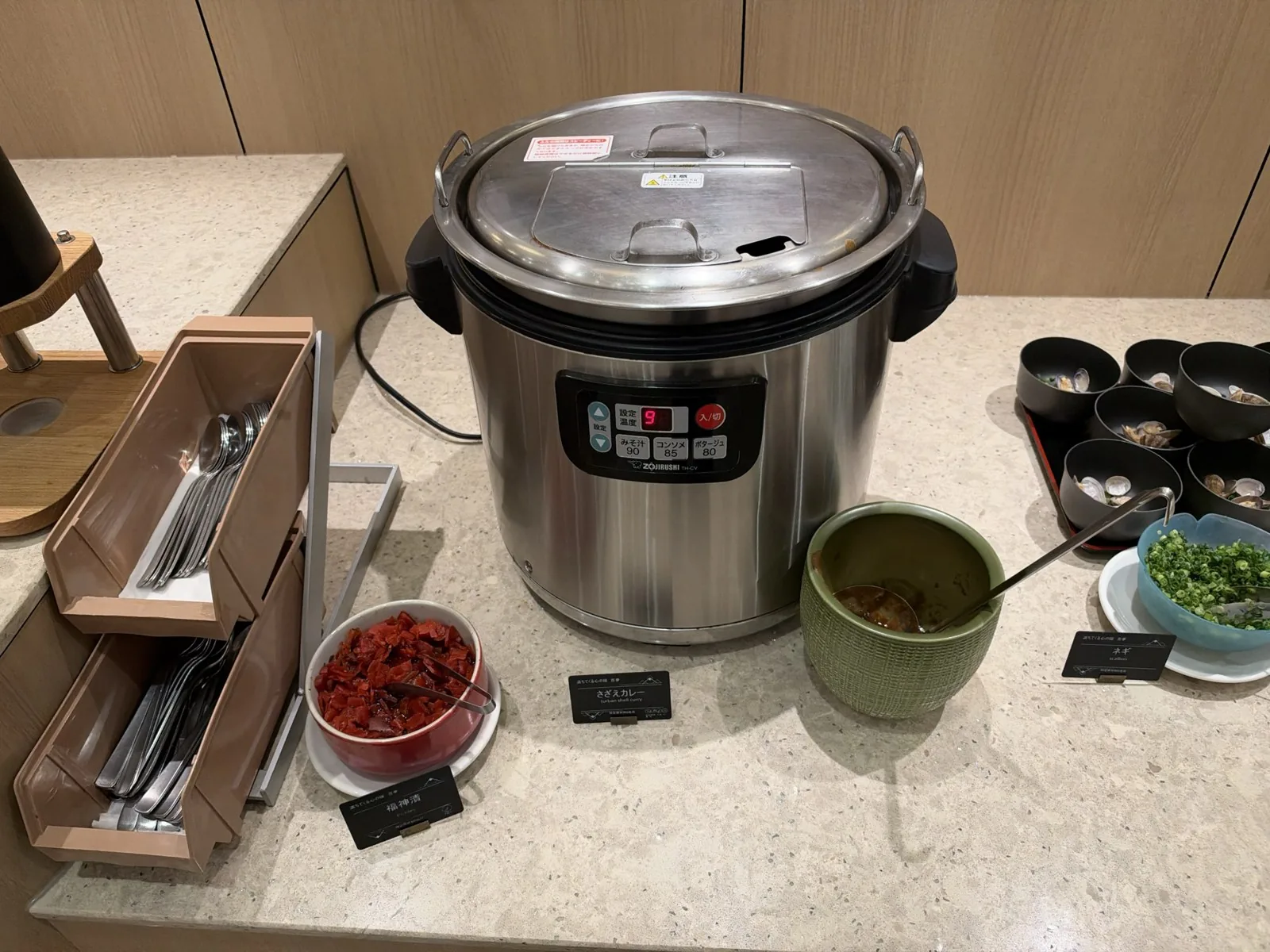 朝食ビュッフェのご飯のジャーとご飯のお供