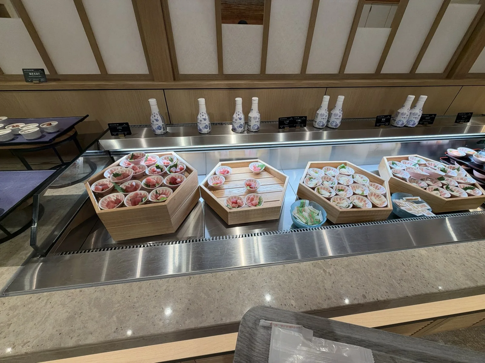 朝食ビュッフェの冷たいケースに並ぶ海鮮のコーナー