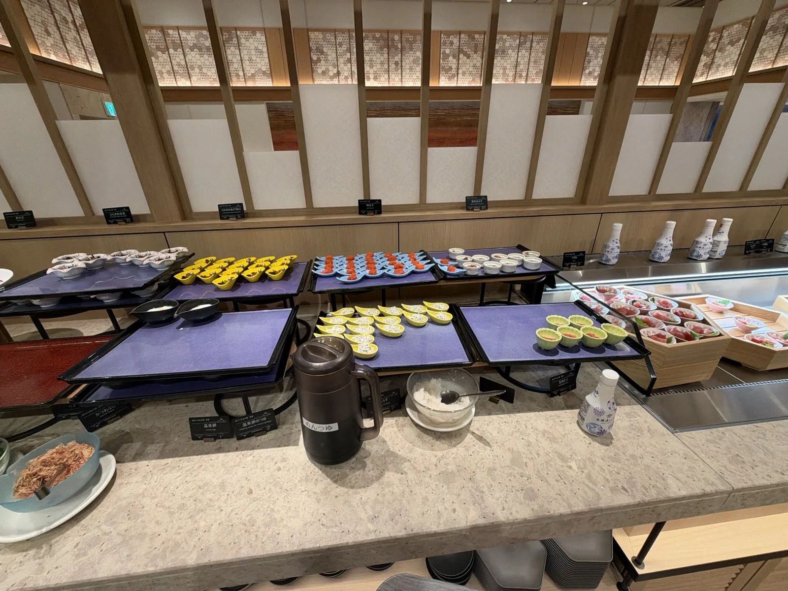 朝食ビュッフェの小鉢が並ぶ台