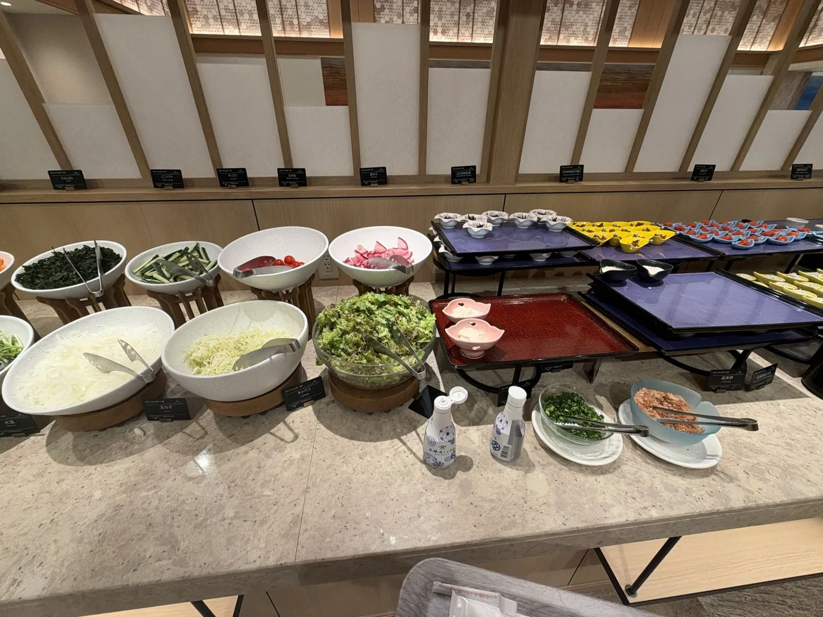 朝食ビュッフェのサラダと小鉢の台