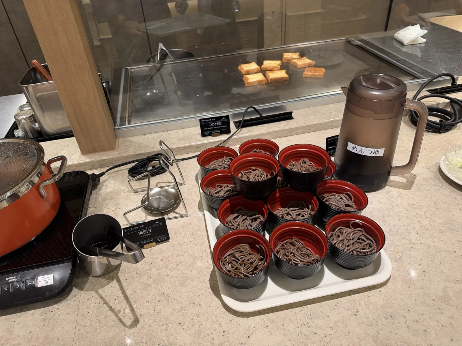 朝食ビュッフェの汁物の椀が並ぶコーナー