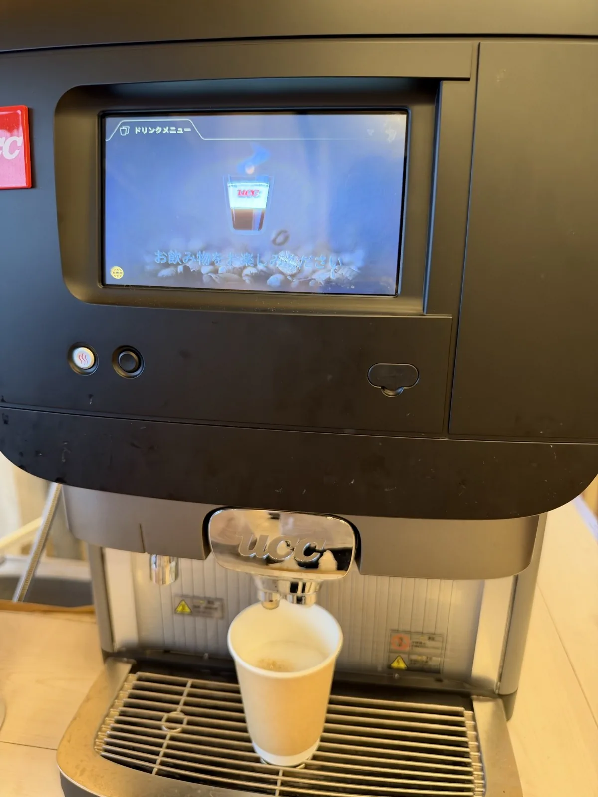 ウェルカムドリンクのコーヒーマシンの画面。飲み物を選んで押す