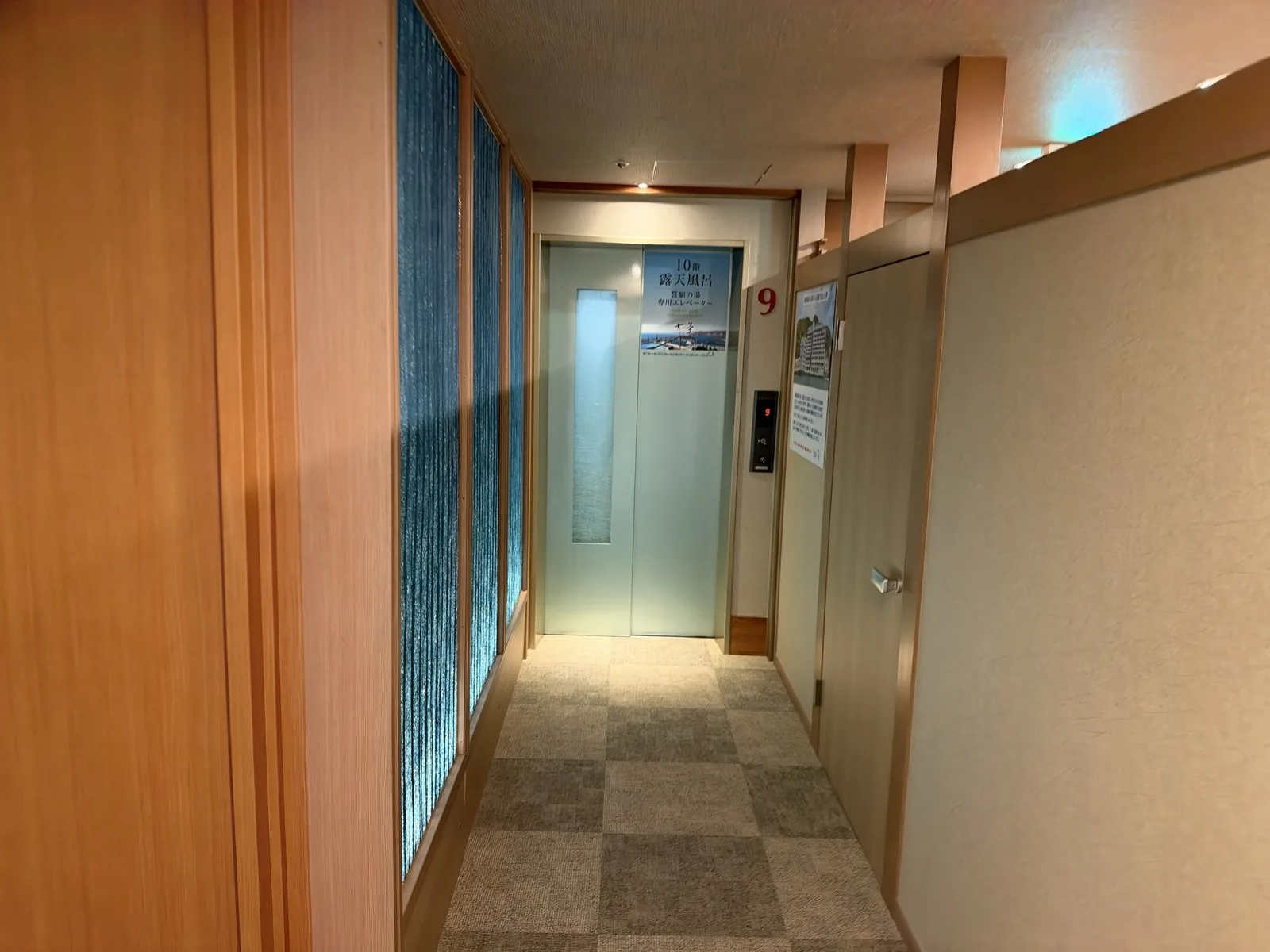 お風呂へ向かう館内の廊下