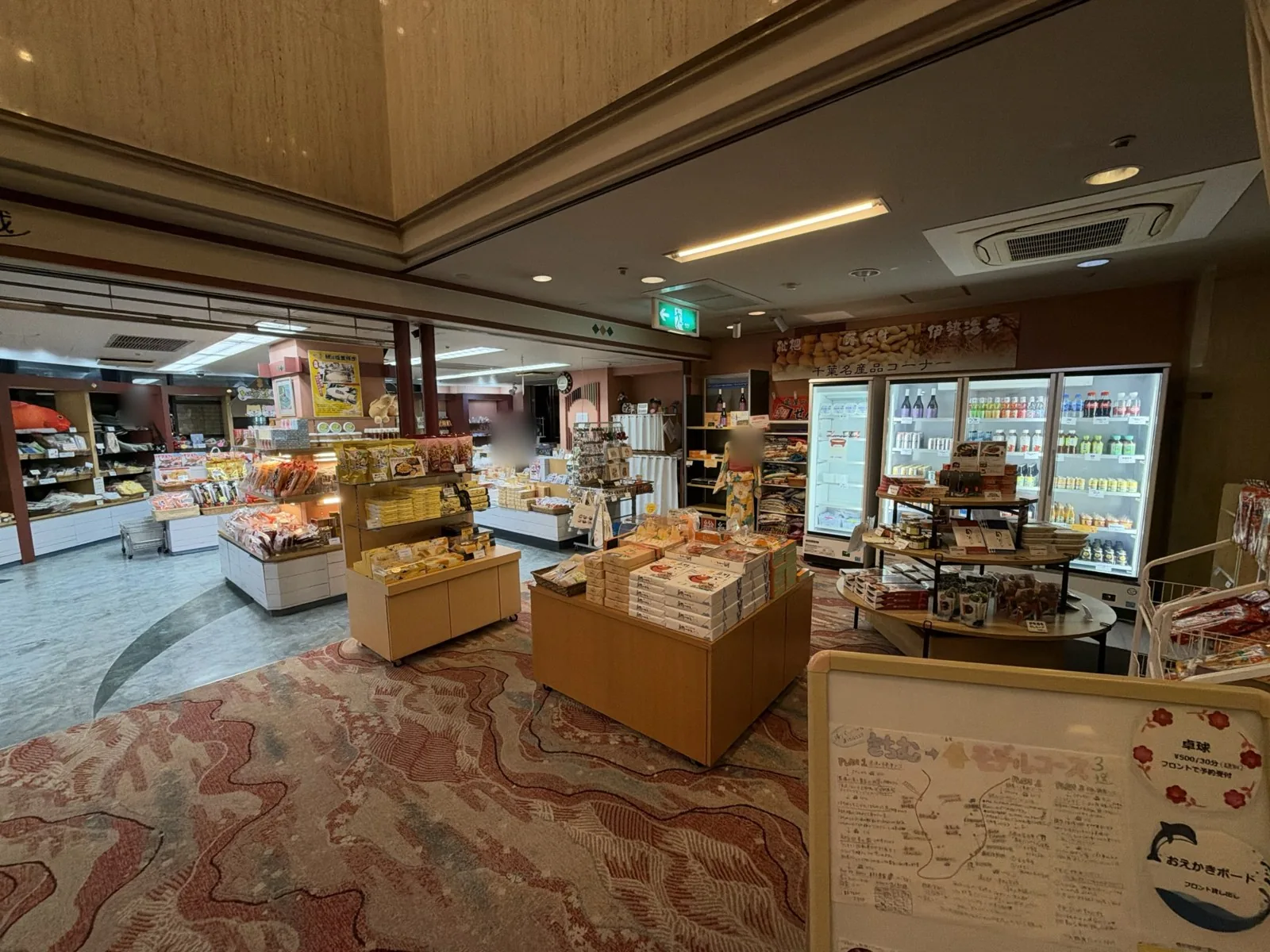 館内の売店。お土産の箱が並んでいる