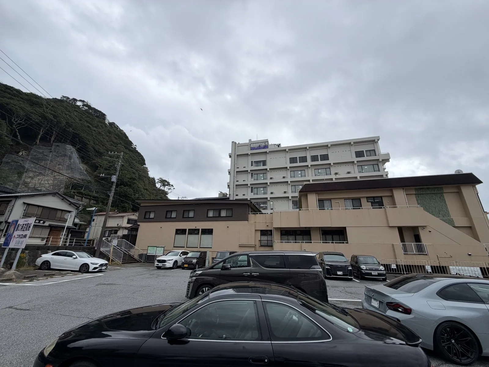 駐車場の奥に建つ吉夢の建物