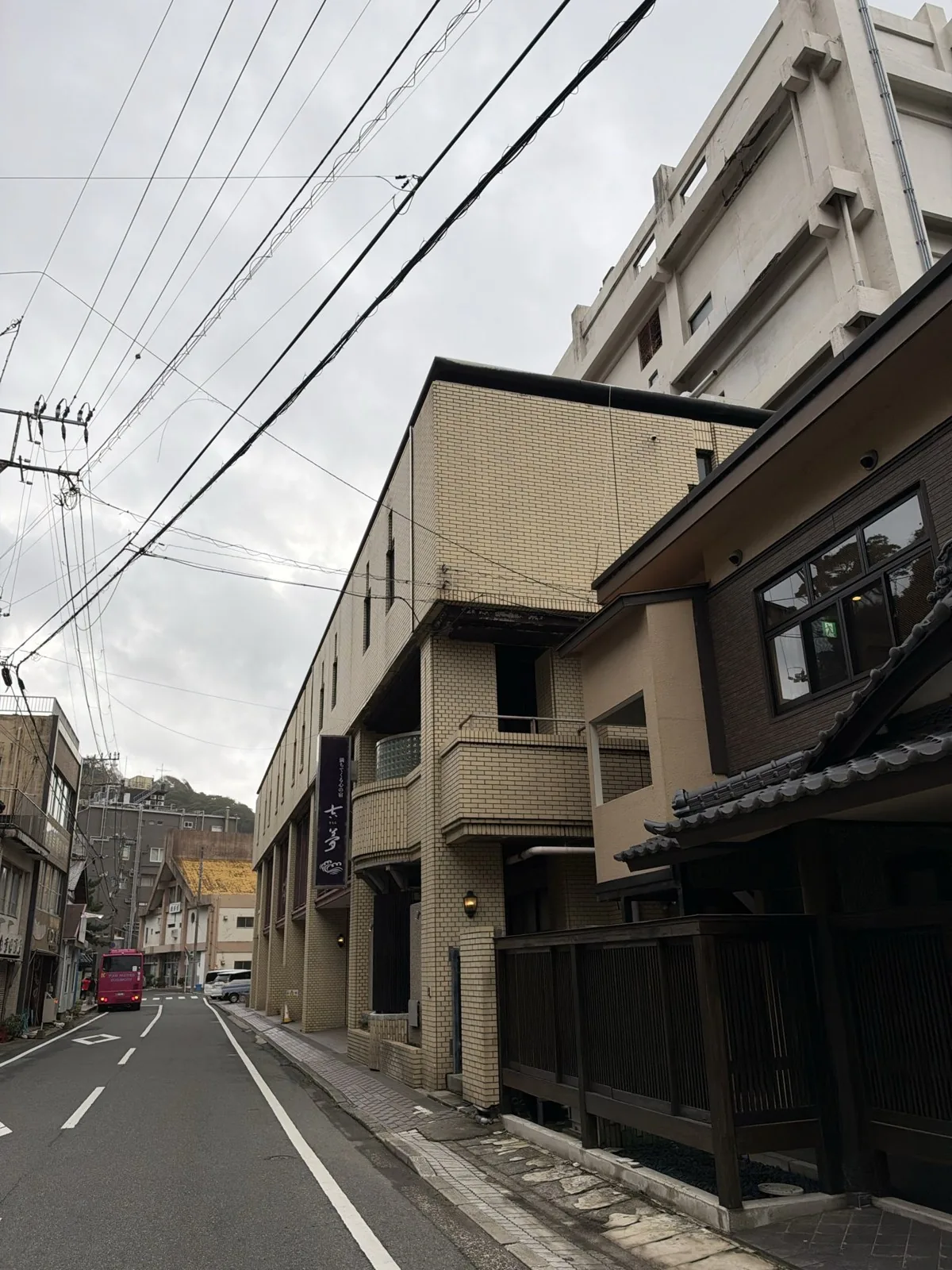 通りから見上げた吉夢の建物