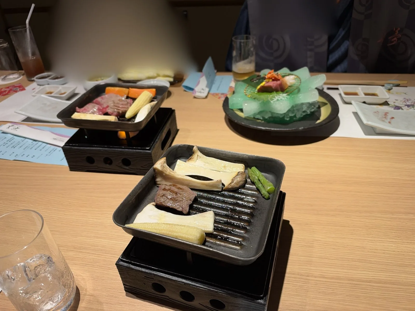 卓上のコンロで上総和牛を焼いているところ