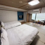 和風モダンルームの客室。畳の部屋にツインベッドが2台並んでいる