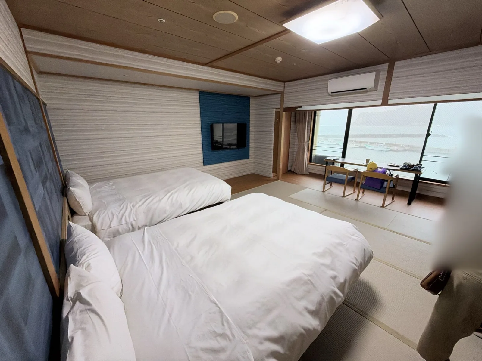 和風モダンルームの客室。畳の部屋にツインベッドが2台並んでいる