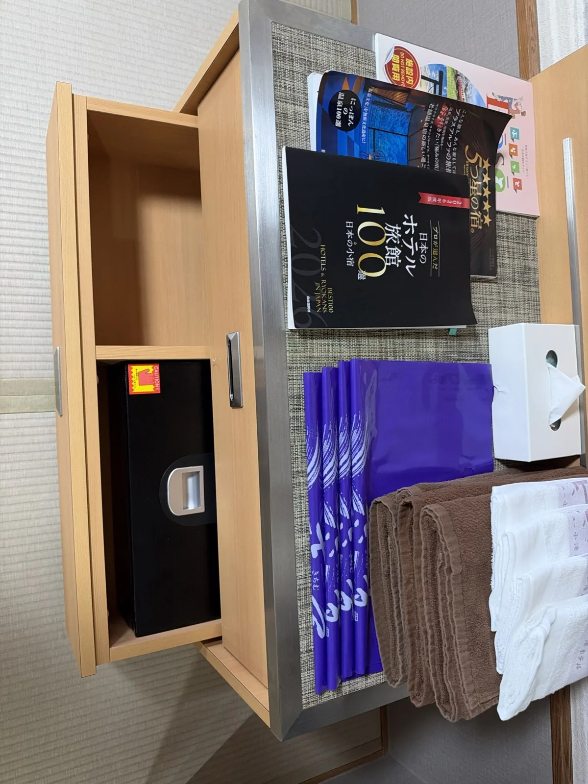 引き出しの中の金庫とタオル