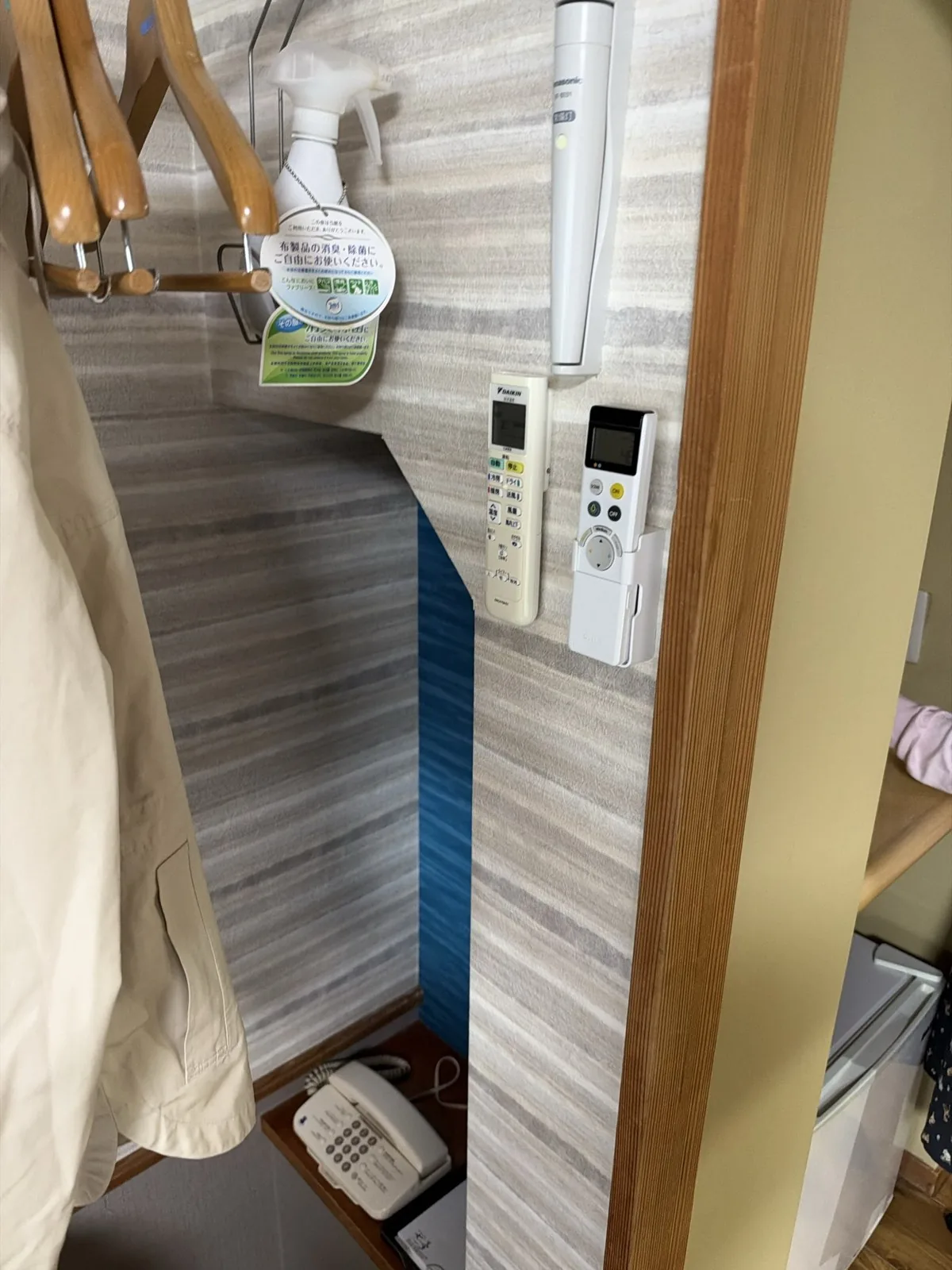 客室の壁のリモコンと電話