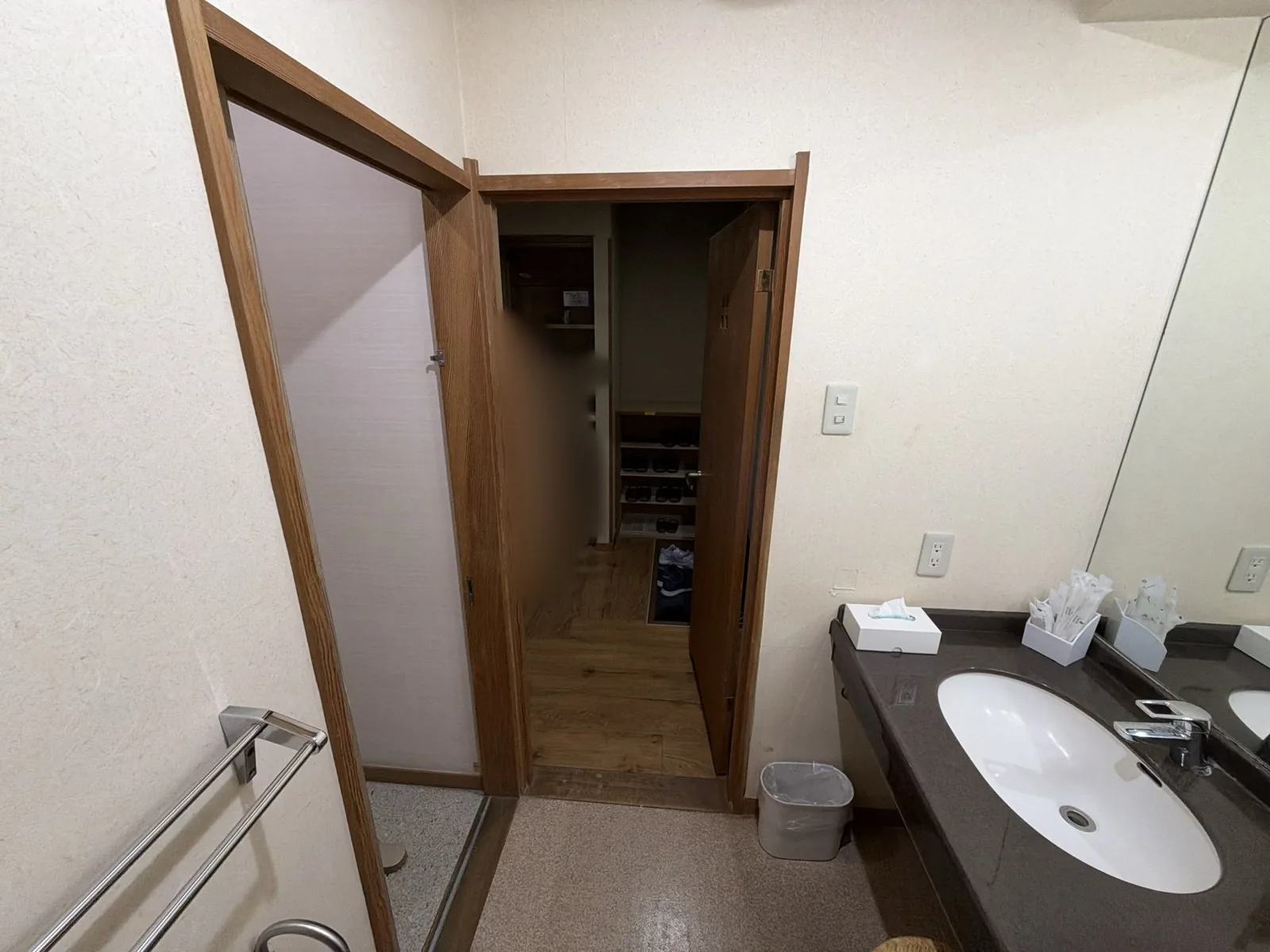入り口側から見た客室の洗面台