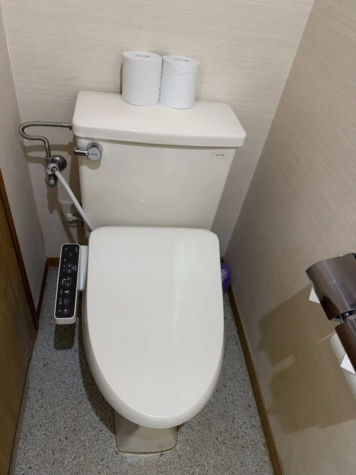 客室のトイレ。温水洗浄便座がついている