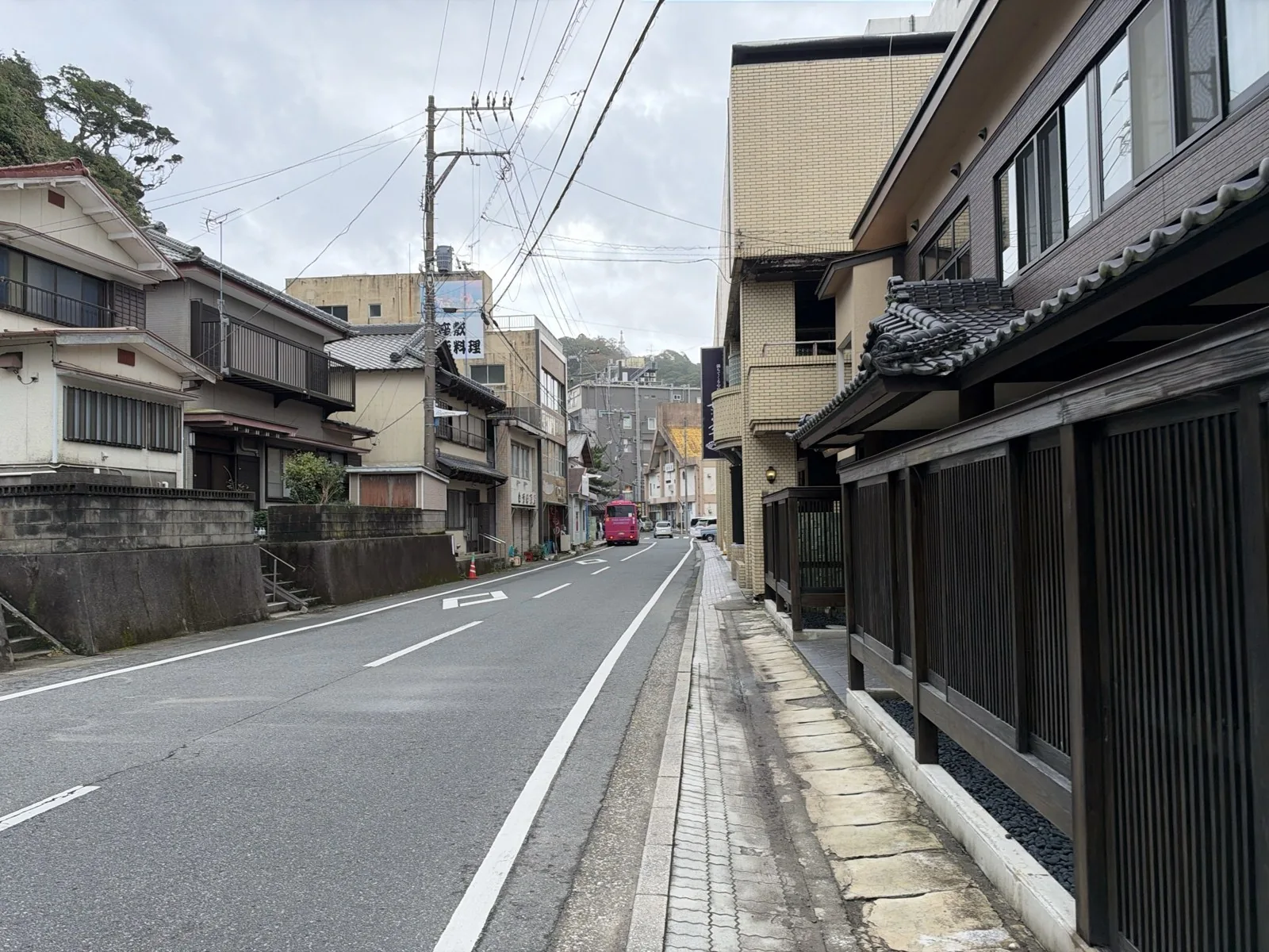 吉夢の前を通る小湊の町の道路