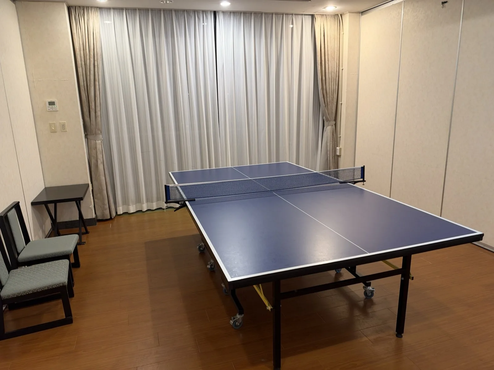 館内の卓球室に置かれた卓球台