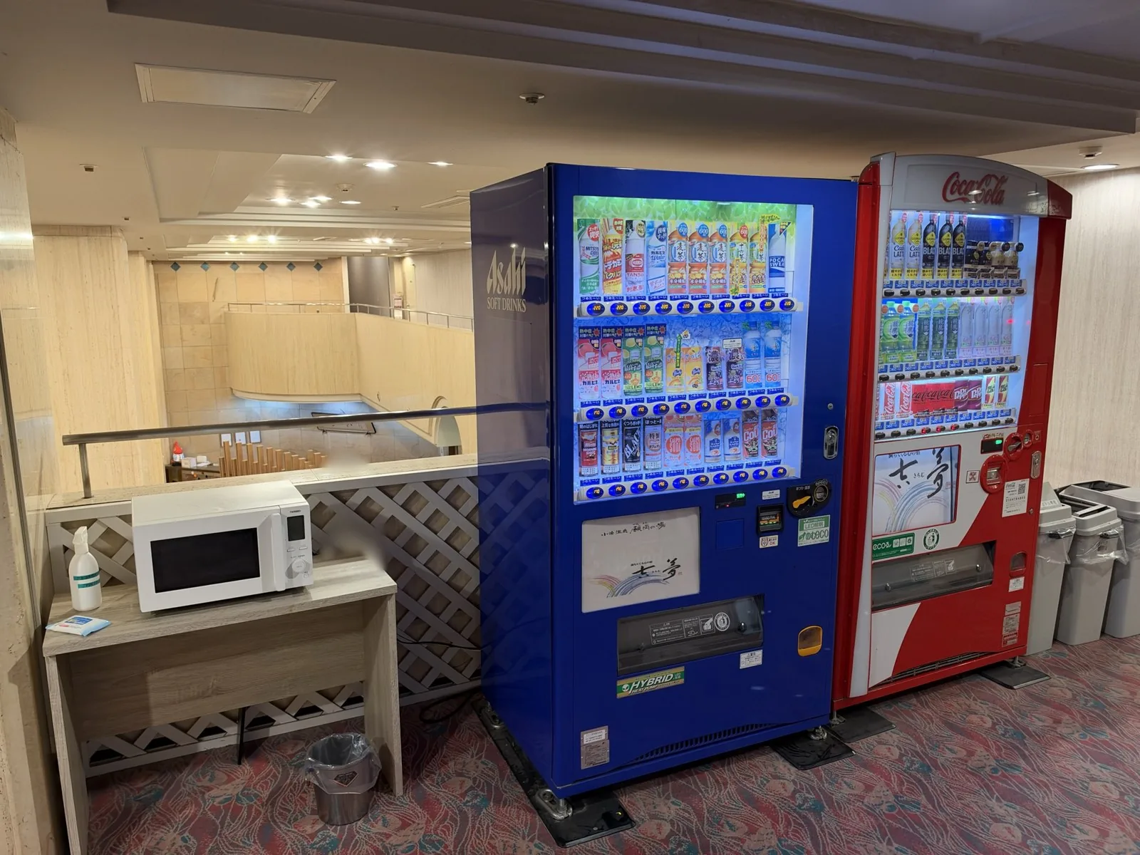 廊下の自動販売機と電子レンジ