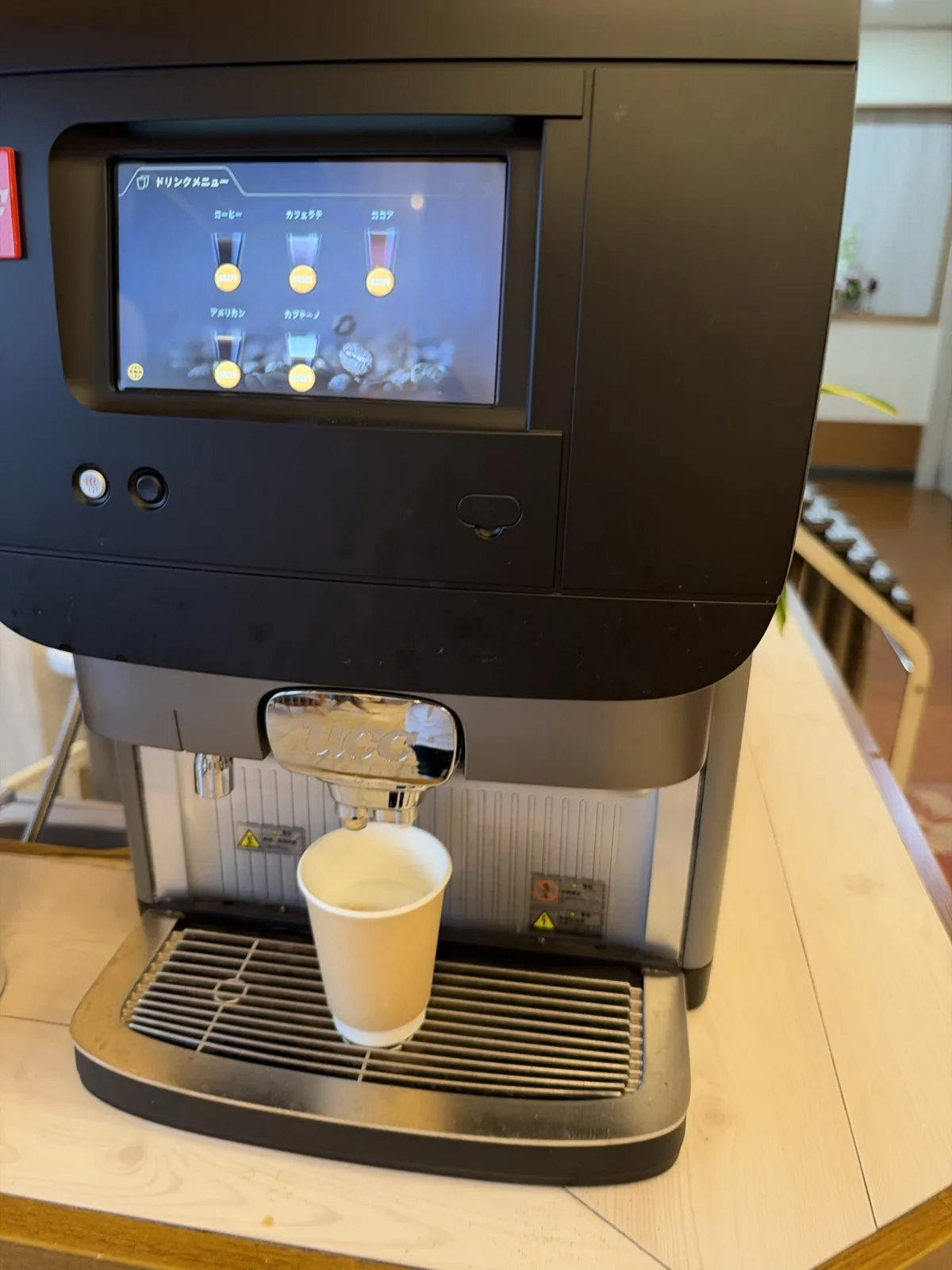 ウェルカムドリンクのコーヒーマシンでカフェラテを入れているところ