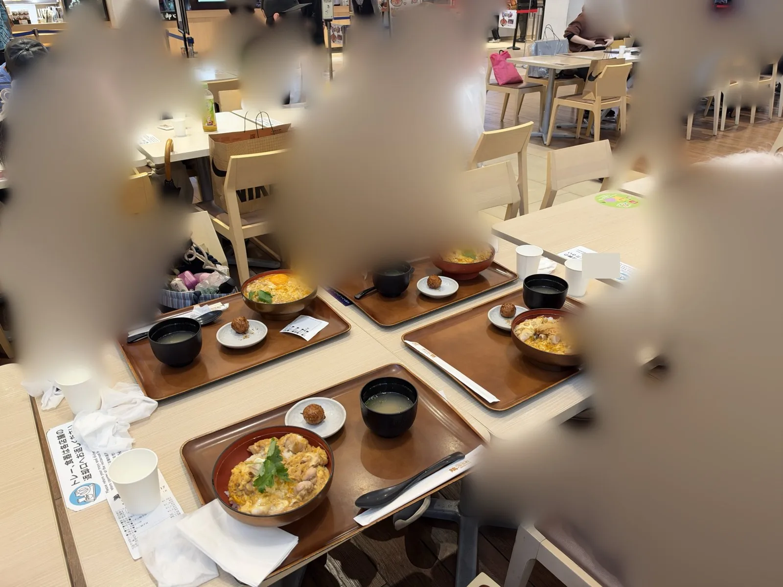 フードコートで食べた4人分の昼ごはん