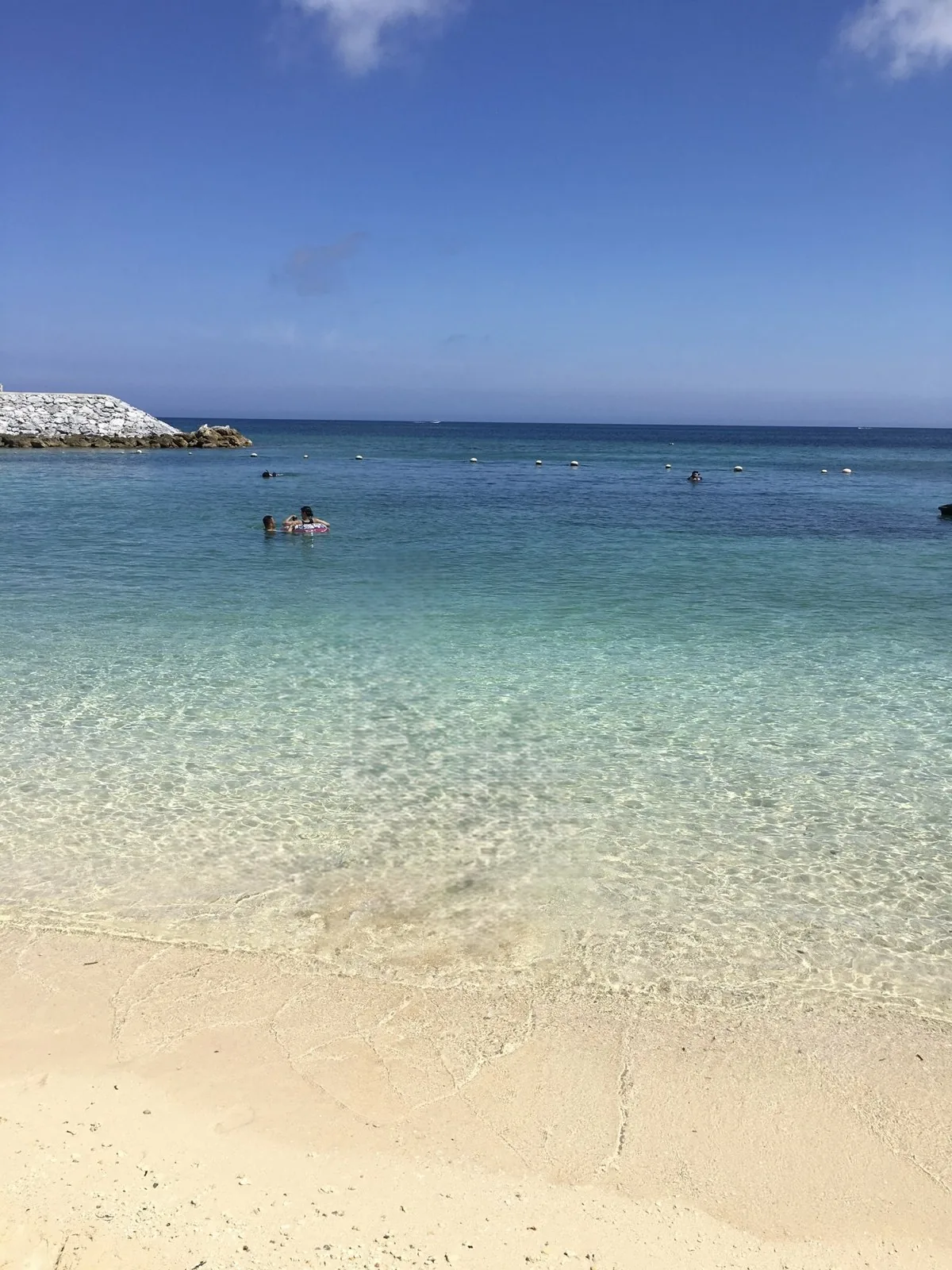 波がほとんど無い、透明な浅瀬が続くビーチ