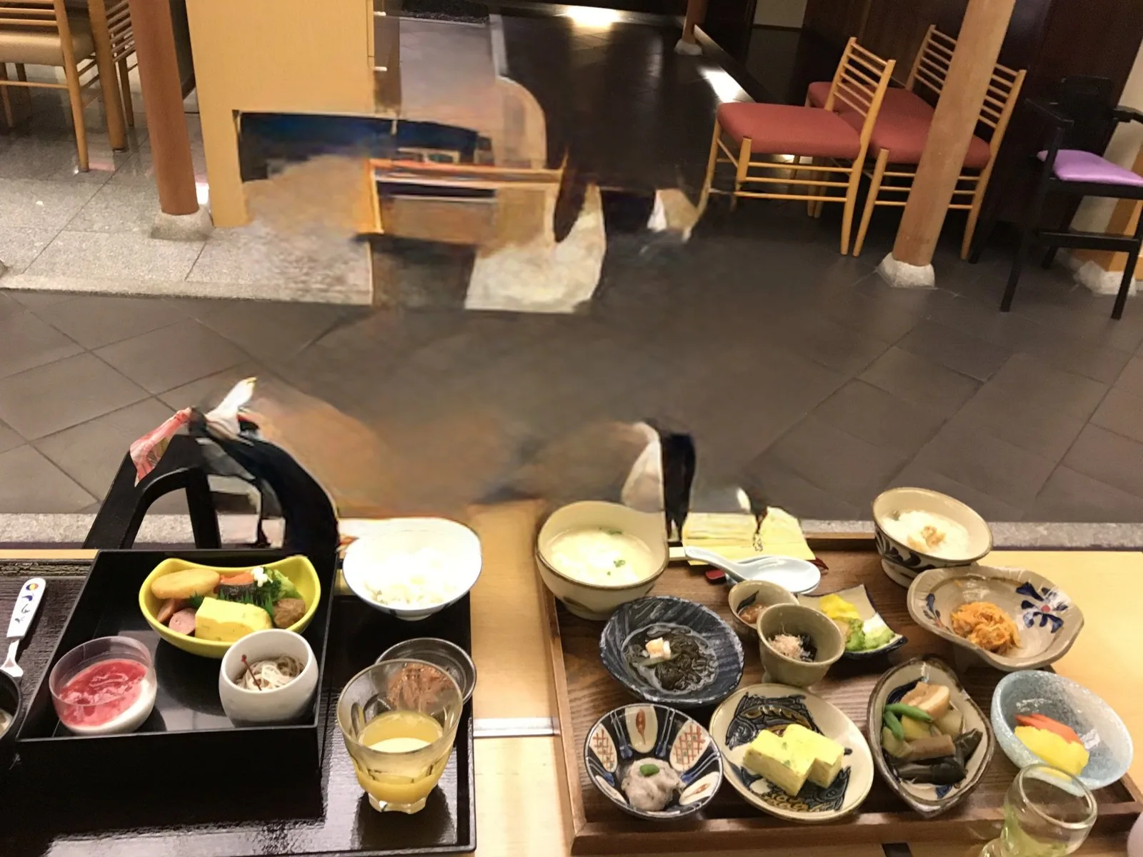 小鉢が並んだ沖縄の和朝食と、子ども用の朝食