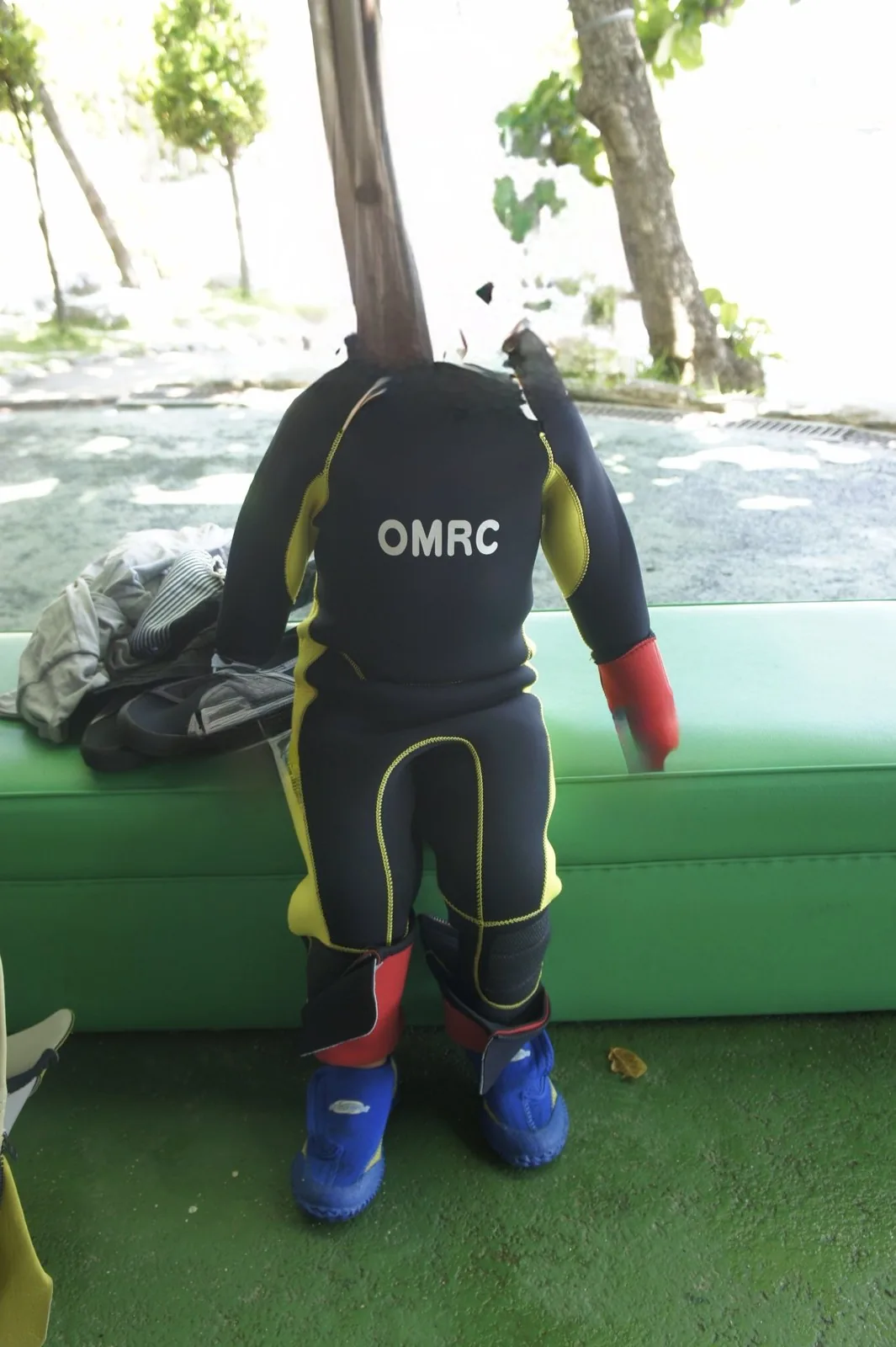 OMRCの文字が入った子ども用のウェットスーツ