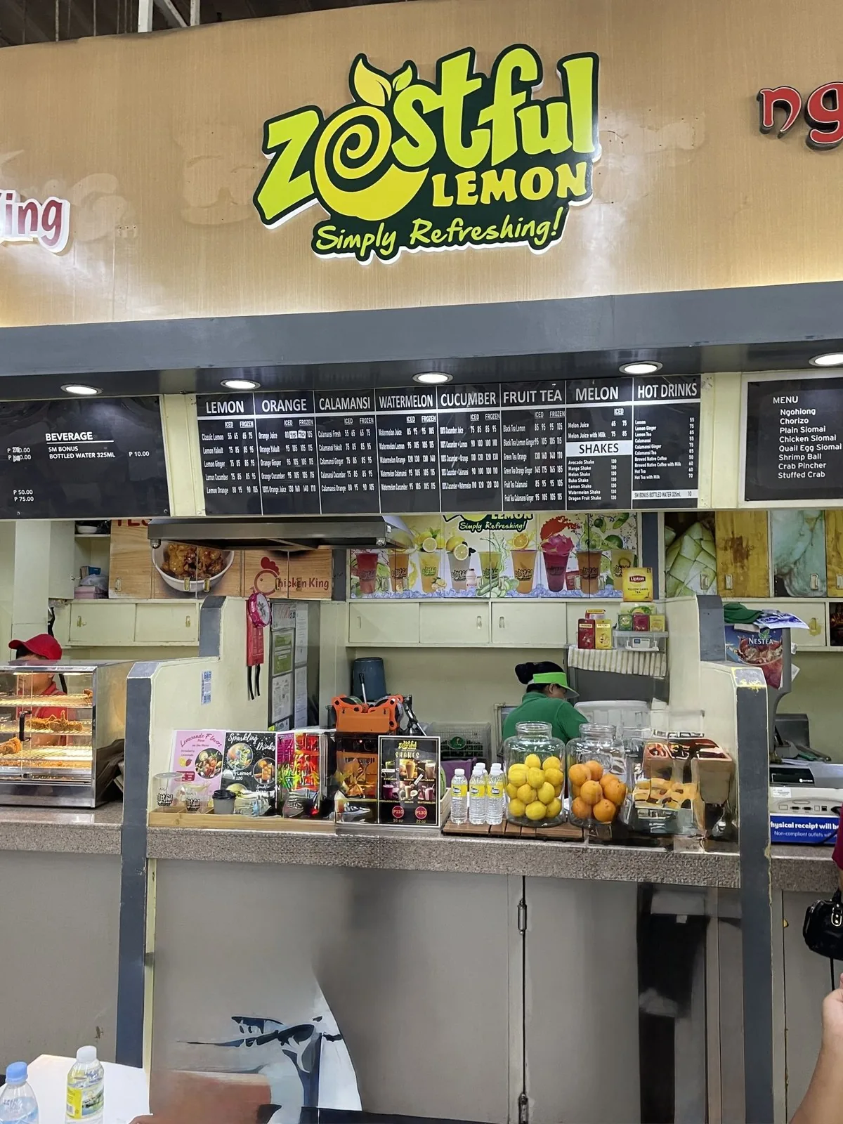 モールの ZESTFUL LEMON の店先。スムージーのメニューが並んでいる